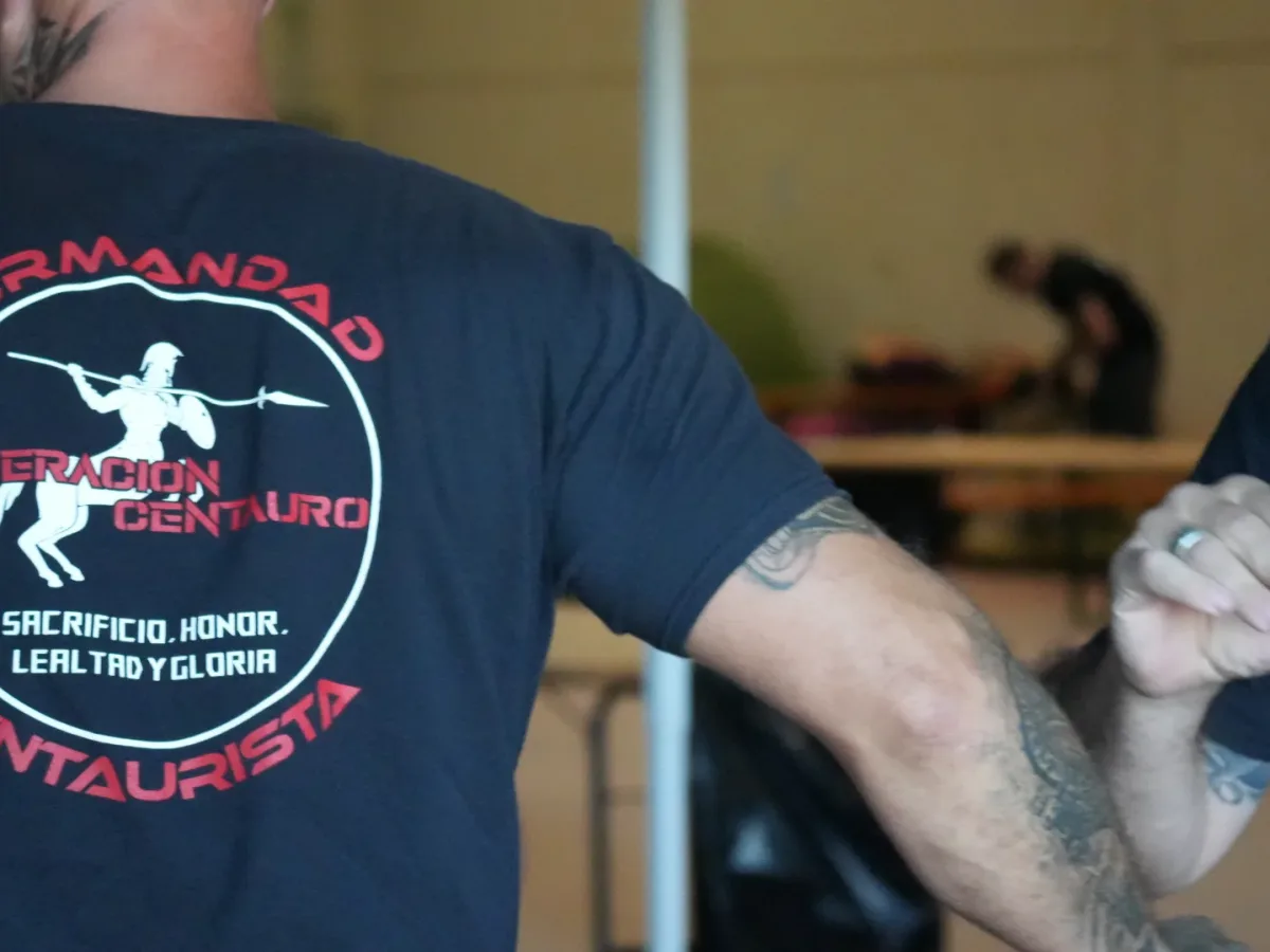 Camiseta Hermandad Centaurista con saludo entre jugadores